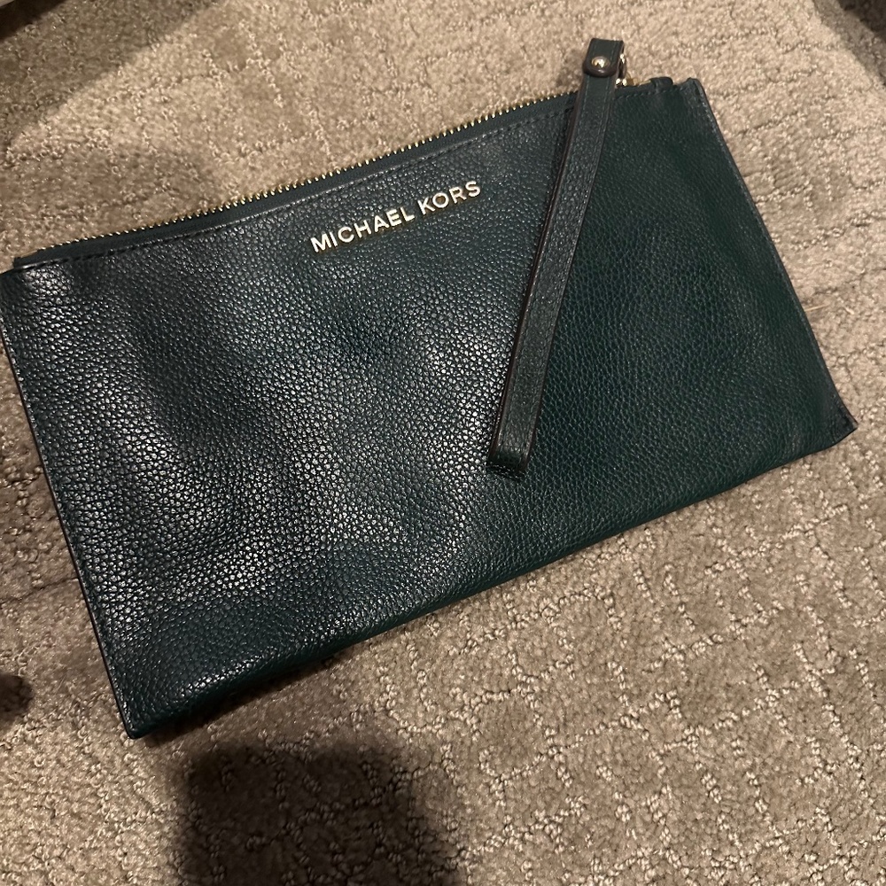 Micheal Kors wristlet single zip